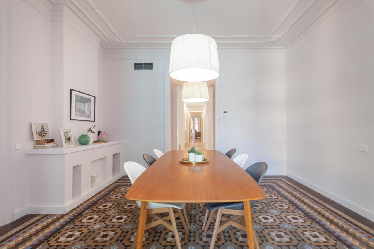 6 Dormitorios En Apartamento Modernista En El Corazon De Barcelona Exterior photo